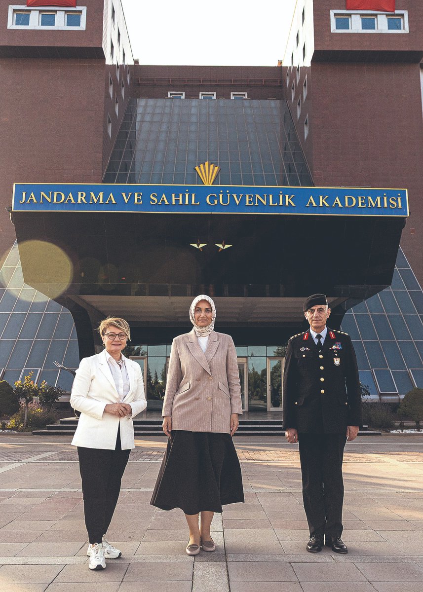 milliyet's tweet photo. 🇹🇷 Jandarma ve Sahil Güvenlik Akademisi kapılarını Milliyet’e açtı!

👉 18 yaş altında işlenen suçlara karşı 'siber mücadele' veriliyor
👉 Yapay zeka destekli kameralarla suçlu anında tespit ediliyor
👉 Yerli yazılımla mermisiz atış eğitimi yapılıyor
👉 Akkuyu’daki nükleer tesisi koruyacak JSGA personeli yetiştiriliyor

Akademiden sorumlu İçişleri Bakan Yardımcısı Vali Kübra Güran Yiğitbaşı (@kubrayigitbasi):

🗣️ "18 yaş altındaki kişiler sanal dünyadan devşiriliyor. Siber dünyaya hâkim personel olması gerekiyor. İşte o personeli burada yetiştiriyoruz."

🗣️ "Güvenlik kameralarımız yapay zekâ destekli. Öncesinde talimatlar girdiğiniz takdirde sistem, şüpheli gördüğü zaman şahsı tanıyor ve otomatik olarak takip etmeye başlıyor. Şahsın analizini yapıyor, beden dilinden sonuç çıkartıyor ve belki kolluğun daha önce manuel olarak yaptığı, çok zaman alan işleri anında kolluğa bildiriyor."

✍️ @didemozeltumer 

https://t.co/ktWZH44FMn