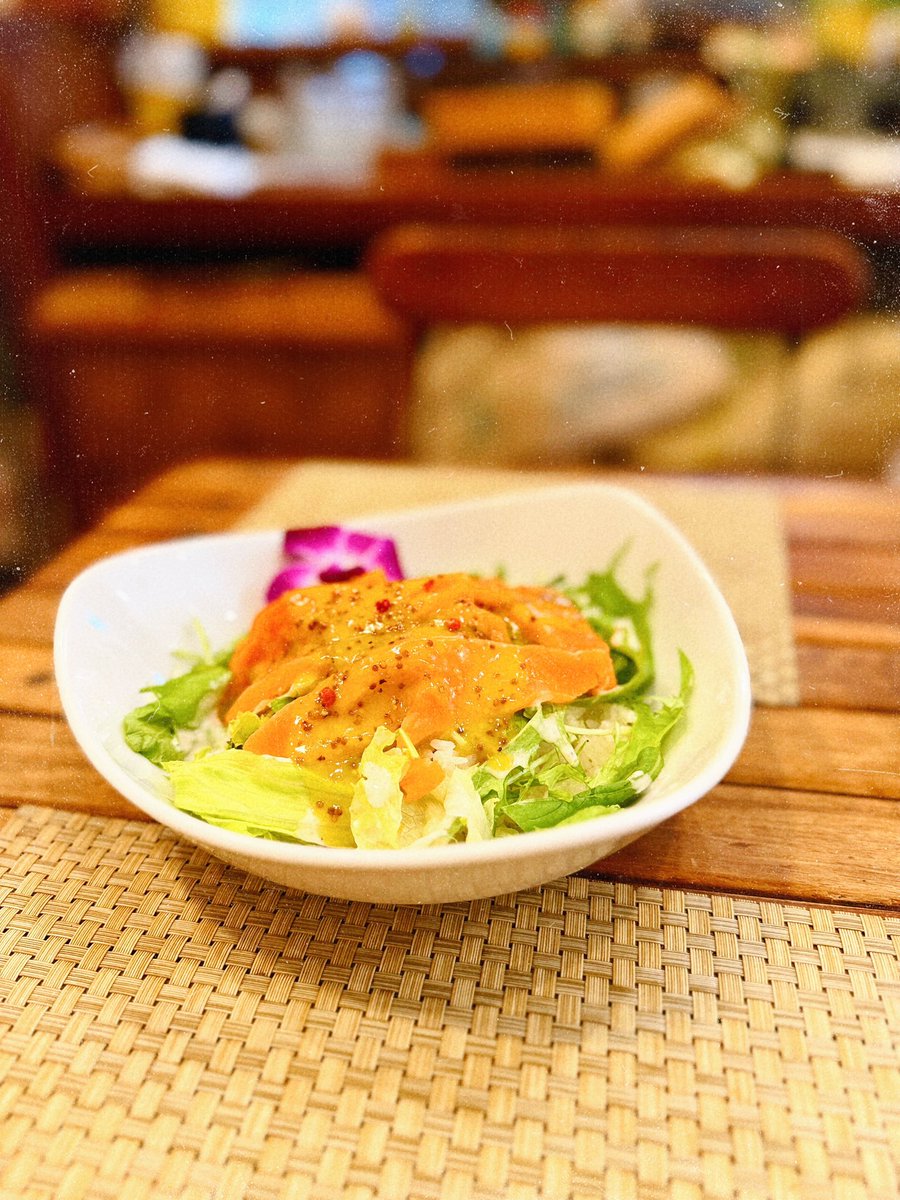 hale_kope's tweet photo. 今週のkopeモコはサーモンのサラダ丼、
kopeパンは2種のチーズとマッシュルーム＆ほうれん草のサンドイッチです！

明日、明後日の火水曜日はお休みさせていただきます。

そして夏の限定メニューのアヌアヌマンゴー🥭とモカママ☕️是非どうぞ😃 https://t.co/UfupaaRHIK