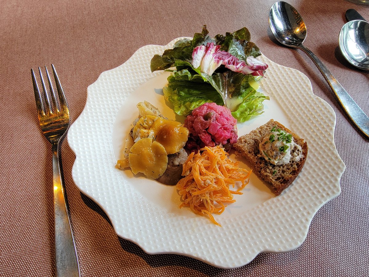 roseparis1's tweet photo. 東京を離れるギリギリまで、お友達とランチ😋💕
土日のあまりの蒸し暑さで皆様お疲れ気味なのでしょうか？
今日は珍しく空いていて、静かにゆっくりとお食事を楽しめました💜
#平日ランチ
#ロシア料理
#ウクライナ料理
#ロゴスキー銀座本店
#rogovskiginza https://t.co/qqLA1Dc8P5