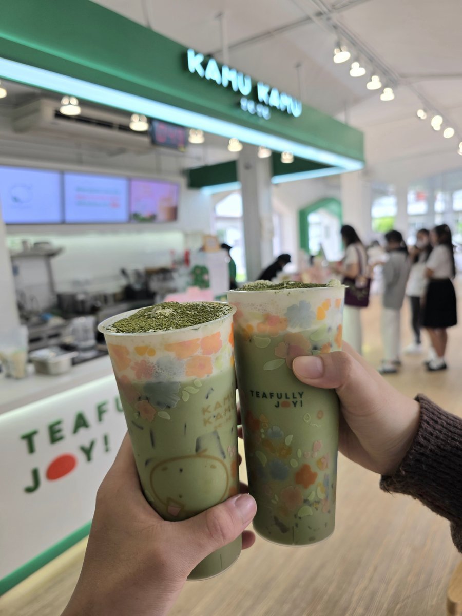 geegissss's tweet photo. เห็นเต็มฟีดเลยเมนูนี้เลยต้องมาลองบ้าง เมนู Matcha Chado ของ Kamu Kamu คืออร่อยมากชอบครีมชีสนัวสุดๆ มัทฉะเข้มข้นกินละเข้ากันมาก อย่าลืมเพิ่ม warabi mochi ด้วยนะ 🍡เพิ่มความหนึบๆ เริ่ดมากกินเพลินๆเลย ความหวานแนะนำ 50% นะกำลังพอดีเลย บูสๆช่วงหลังบ่ายได้ดีมาก ตอนนี้มีโปรเหลือแก้วละ 67 บาทเองนะ แต่แนะนำเพิ่มวาราบิโมจินะ +20 บาทอร่อยคุ้มค่าสุดๆ ชูก้าเลิฟๆเลย 🥰