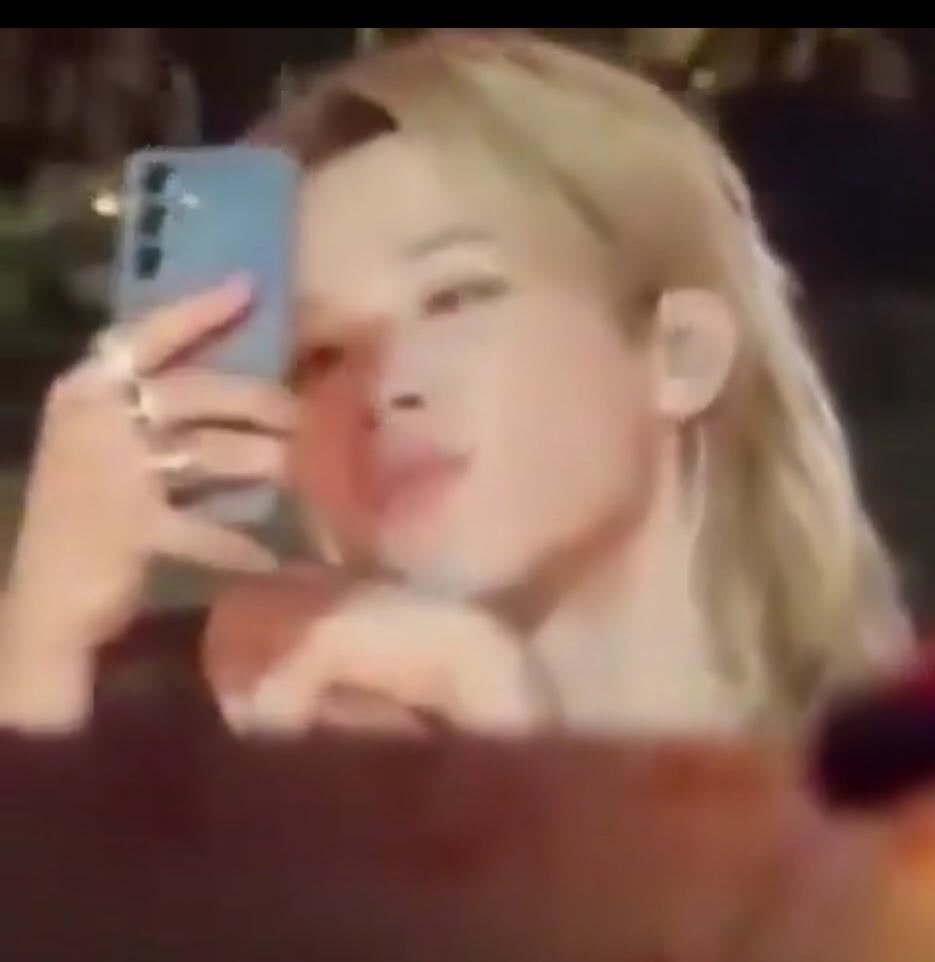 pjmmuse_'s tweet photo. when quality is shit but you are park jimin https://t.co/fc1uyIZbYM