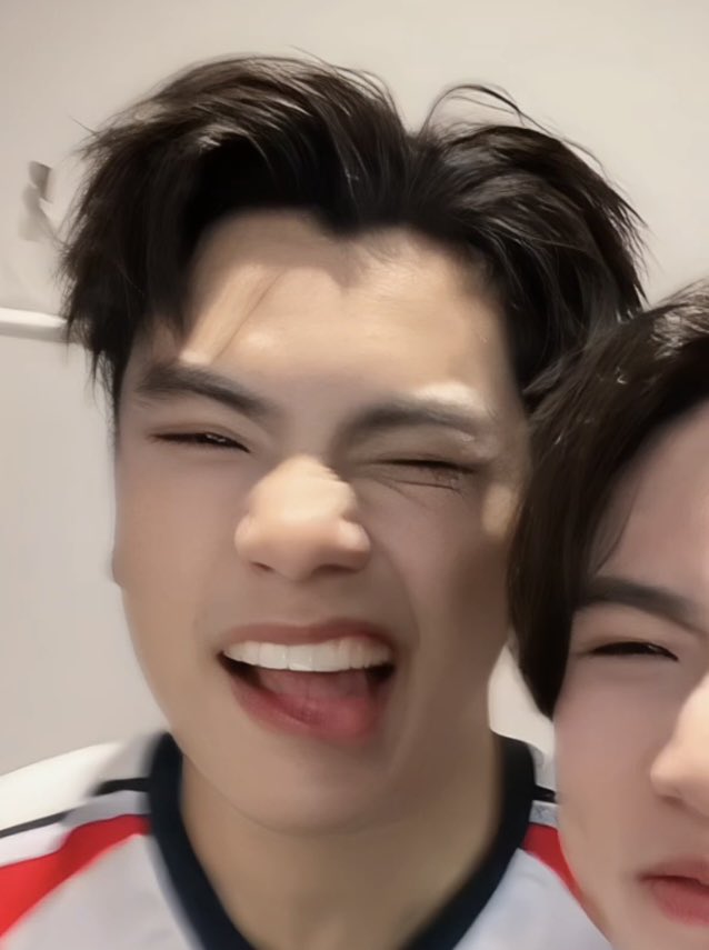 PawatBarbzz's tweet photo. 💙 : how many faces can you make in 2 sec ? 
🧡 : yes 🙂‍↕️ https://t.co/pkEBA8MAUE