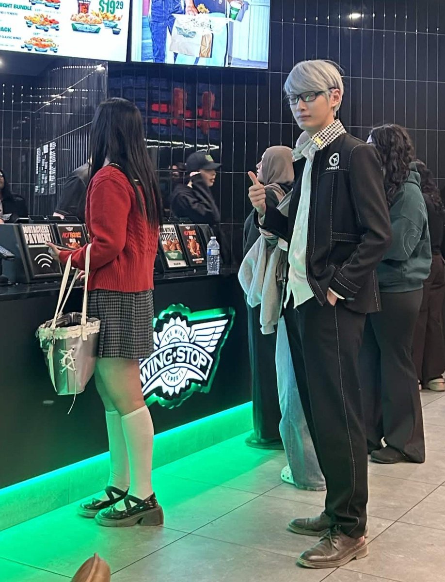 auzziejlee's tweet photo. the sheer timing of this tweet after i JUST left wingstop 😭😭😭 https://t.co/e5ltzDNFZR