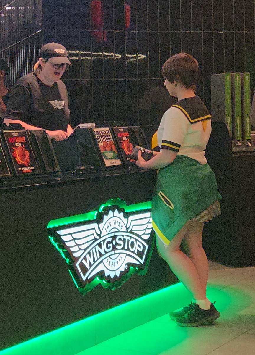 auzziejlee's tweet photo. the sheer timing of this tweet after i JUST left wingstop 😭😭😭 https://t.co/e5ltzDNFZR