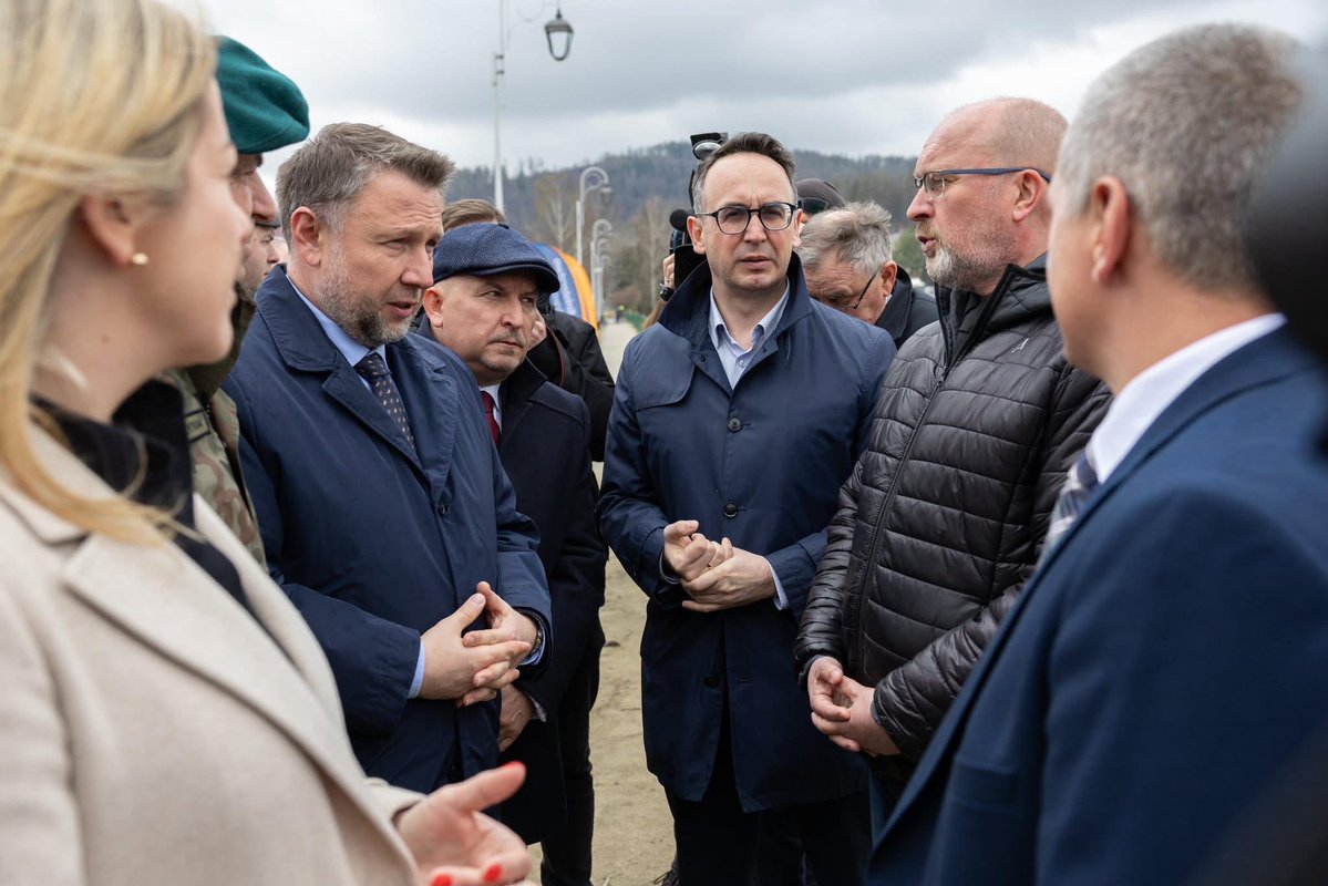 MKierwinski's tweet photo. Dziś ważne wydarzenie w Głuchołazach. Otwarcie odbudowanego mostu! Wielka woda zabrała stary most, miesiąc później otwarto przeprawę tymczasową. 7 kwietnia @DariuszKlimczak zdecydował o budowie nowego mostu. I dziś otwarcie. Nowa, odporniejsza na powódź.Zdjecia arch. Nowe  dziś. https://t.co/Je6amQioL1