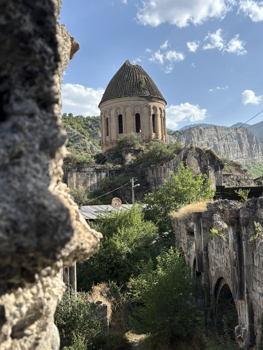 alexkavtaradze_'s tweet photo. Magnificent Oshki, 10th century Georgian church in the historic region of Tao-Klarjeti, modern-day Türkiye. https://t.co/Tn1GhHgvNi