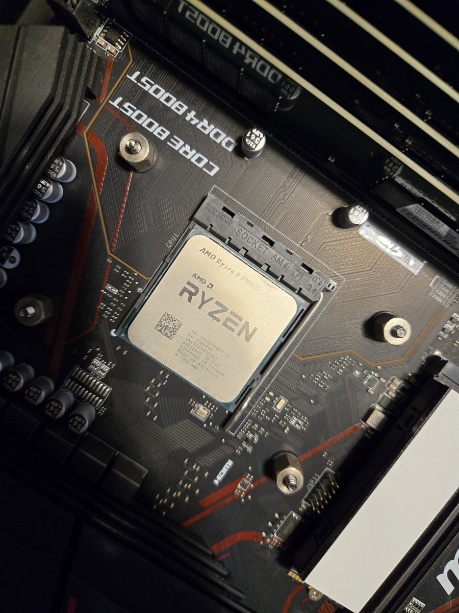 danchonogod's tweet photo. CPUをAMD Ryzen 5 3600からRyzen 9 5900Xへ換装。性能が倍なので発熱が心配で簡易水冷クーラーを買ったのだが、ケース的な問題で取り付けれず…。仕方なく以前からの安物空冷をそのまま取り付けてみたが、一応冷えてはいる。DTMで普段の使い方しても90度は越えなかったので、ケースを買い換えるまでは一旦これでごまかす😭