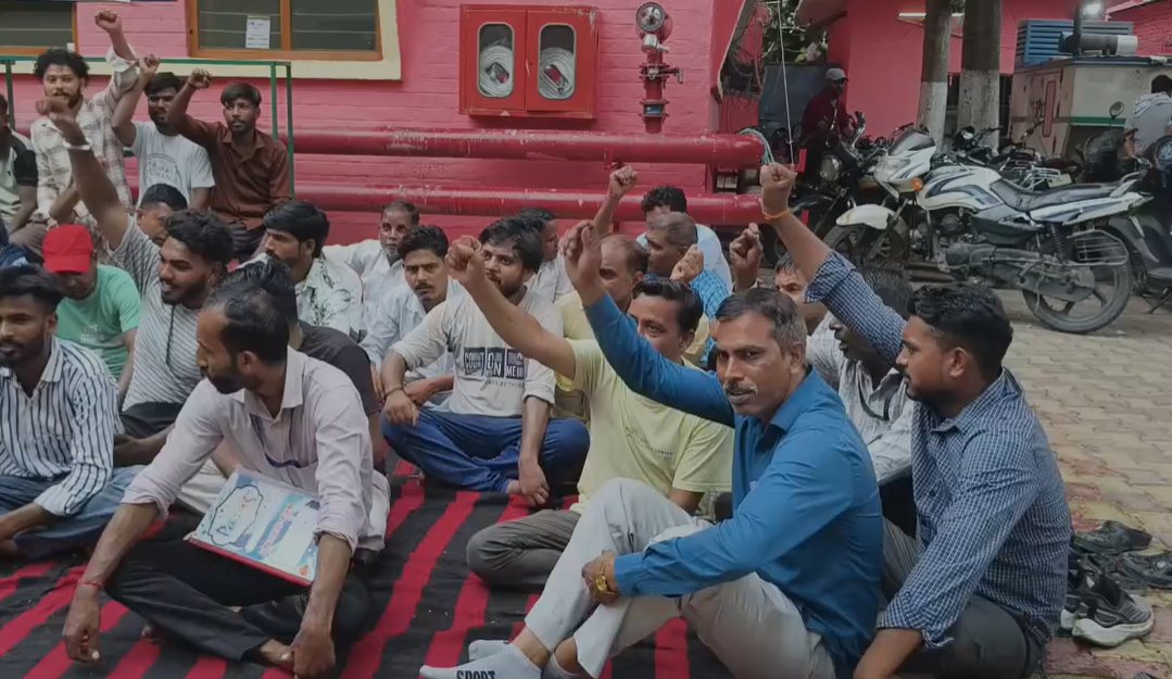 bstvlive's tweet photo. सहारनपुर
➡️जिला अस्पताल के सफाईकर्मी हड़ताल पर
➡️3 महीने से वेतन न मिलने पर काम ठप
➡️अस्पताल परिसर में गंदगी के लगे अंबार
➡️मरीजों और तीमारदारों में भारी नाराजगी
#Saharanpur #Protest #sweeper @SaharanpurDm https://t.co/uChucN9ucL