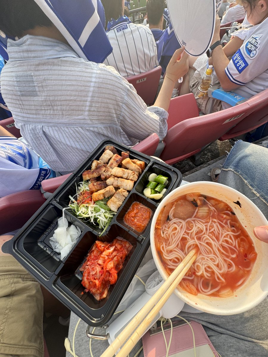aboutS2_'s tweet photo. 📍잠실야구장

통빱 김말국, 픽베이크 에그타르트🥧
김말국 세트는 무조건 먹어야댐… https://t.co/RAygf7CftW