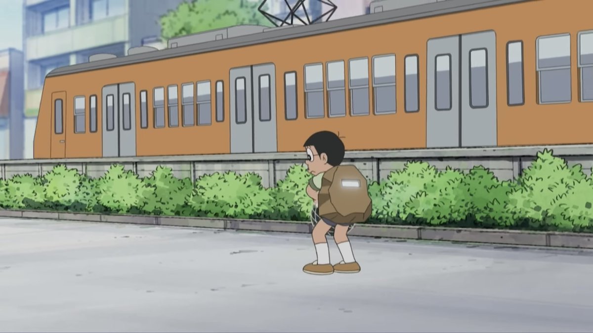 shin_tokoRAPID's tweet photo. ドラえもんに旧101系？出てきて電車フェイス笑
のび太くんは練馬住みなので池線に走っていた頃の旧101？のイメージなのでしょう。

何故かオレンジですが、グロベン・菱パン・戸袋窓がきちんと描かれていて良いですね。駅名標も西武の旧デザインに寄せてあります✨️ https://t.co/raCjPHyH5Y