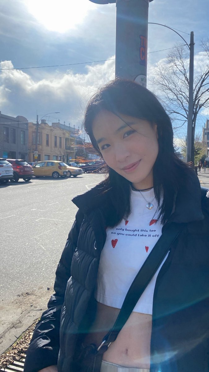 _pundao's tweet photo. เจอรูปตอนสมัยเรียนที่ออส สาวผมสั้น ใส่แว่น พกหูฟัง สวมฮู้ดดี้ พบนั่งอ่านหนังสือได้ใน state library 
#pundao https://t.co/Ot5rON81wh