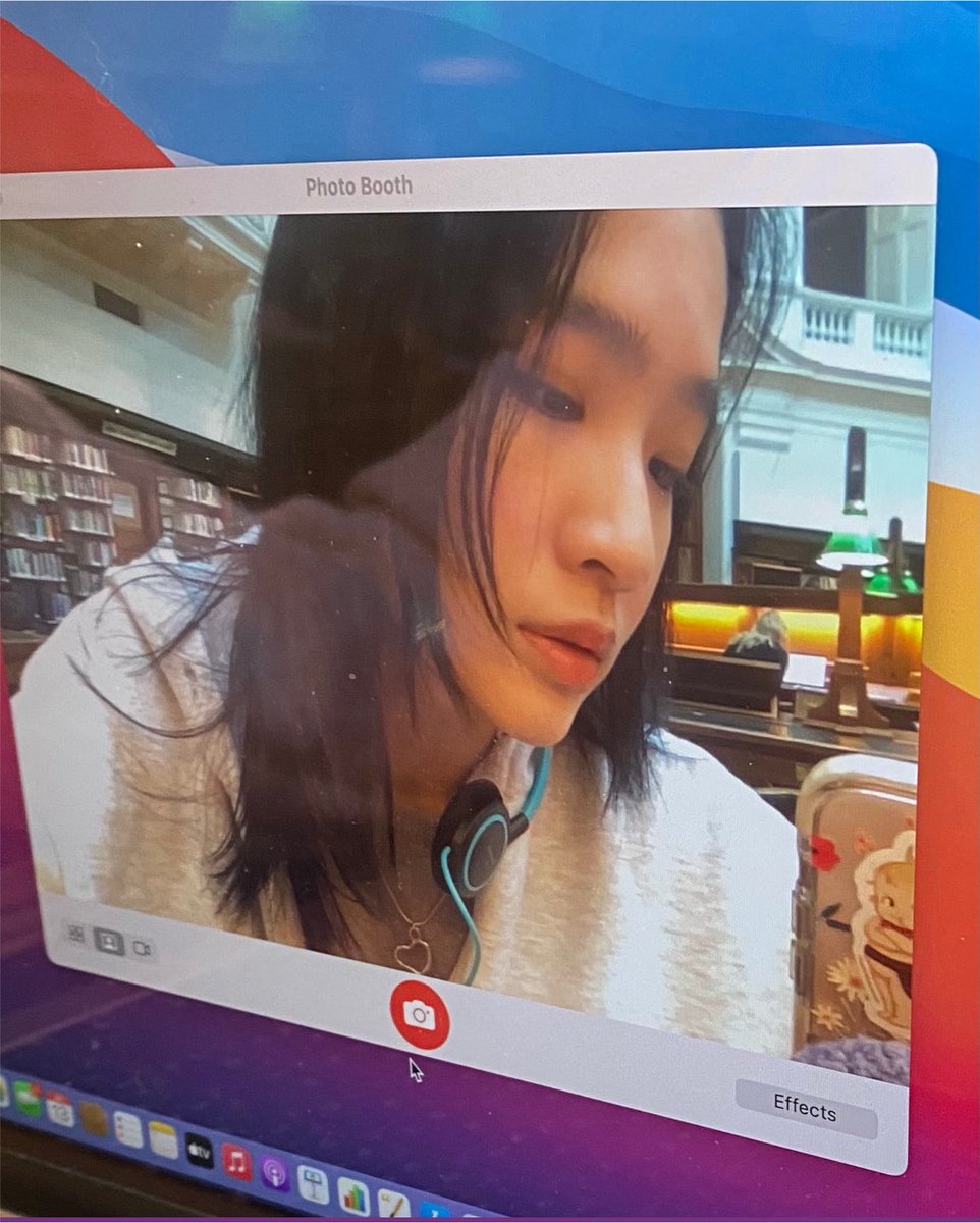 _pundao's tweet photo. เจอรูปตอนสมัยเรียนที่ออส สาวผมสั้น ใส่แว่น พกหูฟัง สวมฮู้ดดี้ พบนั่งอ่านหนังสือได้ใน state library 
#pundao https://t.co/Ot5rON81wh