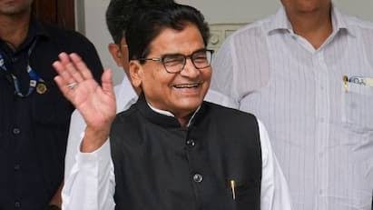 riskyyadav41's tweet photo. देश में यादव और सिखों के लिए एक कहावत कही जाती है कि इनकी बुद्धि 12 बजे खुलती हैं।

ये कहावत इसलिए बनी क्योंकि जब विदेशी आक्रांता गांवों में हमला करते थे तो ये लोग रात के 12 बजे के बाद अंधेरे में उन पर हमला करते थे।

इसलिए लोग कहने लगे कि इनकी बुद्धि 12 बजे खुलती है जिसको बाद में चिढ़ाने के लिए प्रयोग किया जाने लगा।

अब योगी आदित्यनाथ भी उसी कहावत को कहकर समस्त यादवों को चिढ़ा रहे हैं यादव इसका बदला लेगा।

उन्होंने मैनपुरी जनसभा में कहा कि अखिलेश यादव 12 बजे सोकर उठते हैं।

जिसके बाद सांसद रामगोपाल यादव ने कहा कि वो पागल आदमी की बातों को तब्बजो नहीं देते हैं।