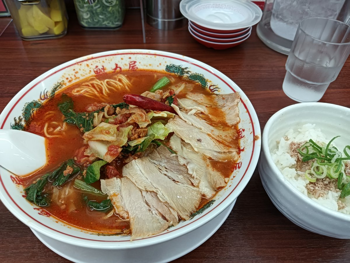 hiroya298's tweet photo. 遅ランチにラーメン魁力屋で真夏のHOTトマト麺の１辛(大盛)+追い飯。

「暑い日に熱いラーメンとか勘弁」と思いつつ見た目良さげに見えたので来店。
味は程よい酸味とトマトや具材がボリューミーで自分はかなり好きな味。
1辛でも舌がヒリヒリしたので辛口系得意じゃない人は0辛が良いかも？ #魁力屋 https://t.co/OX6BnyJD1h