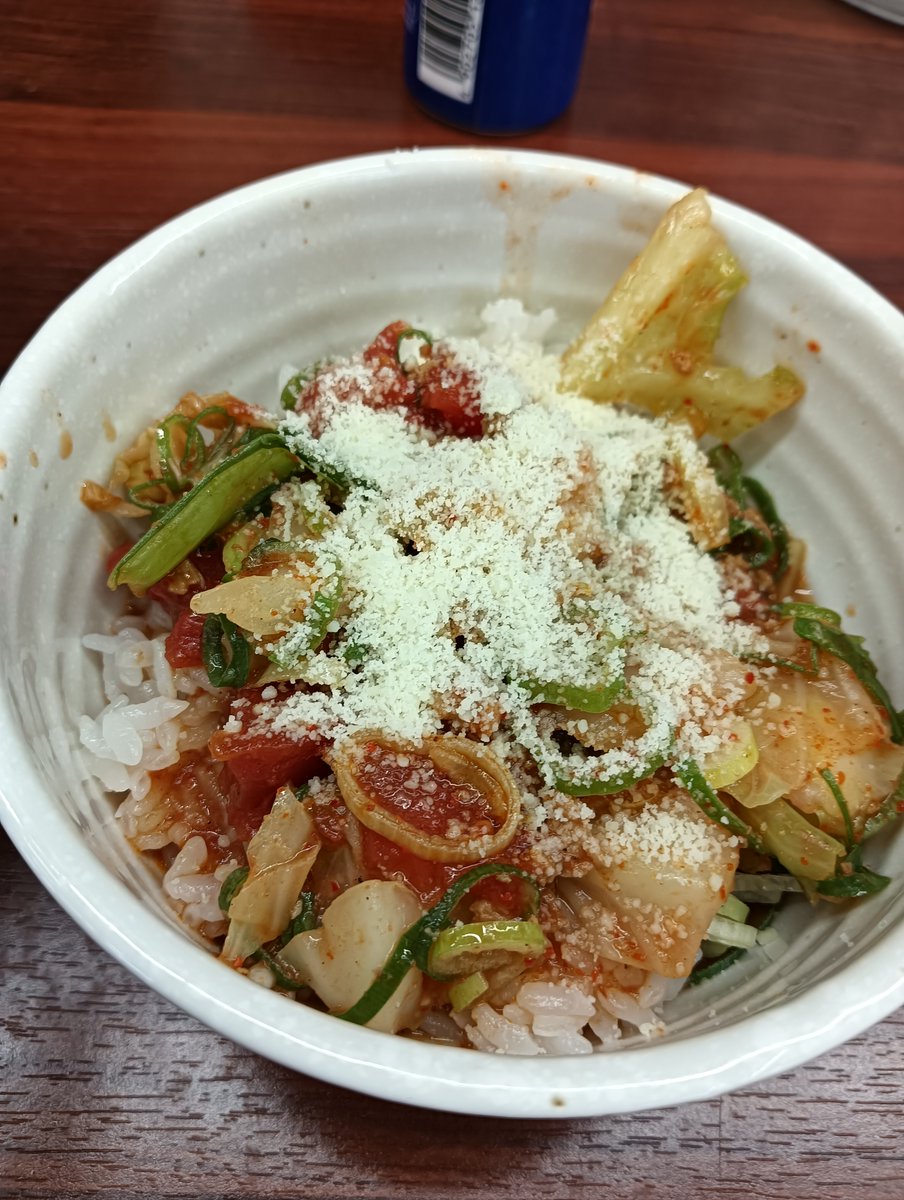 hiroya298's tweet photo. 遅ランチにラーメン魁力屋で真夏のHOTトマト麺の１辛(大盛)+追い飯。

「暑い日に熱いラーメンとか勘弁」と思いつつ見た目良さげに見えたので来店。
味は程よい酸味とトマトや具材がボリューミーで自分はかなり好きな味。
1辛でも舌がヒリヒリしたので辛口系得意じゃない人は0辛が良いかも？ #魁力屋 https://t.co/OX6BnyJD1h