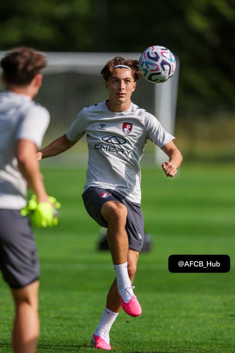 AFCB_Hub's tweet photo. 🍒⭐ Charlie Stevens says he is happy to be compared to Alex Scott, revealing the Bournemouth star has been giving him advice and helping him on the pitch. The Wales U19 midfielder impressed during the Cherries’ 4-1 win over St. Pauli. 👀💪 (Source: Daily Echo) #AFCBournemouth #AFCB #CharlieStevens #AlexScott