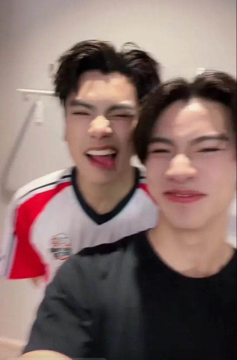 AfricaOhmpawat's tweet photo. 🤭 on 23 July after the hair cut 🤗🤗
Before Ohm goes to Singapore, he meet his baby for hair cut and 👉👈🤪
#ohmpawat 
#ingasavanund 
#ohming https://t.co/Ja7MJuFCIY