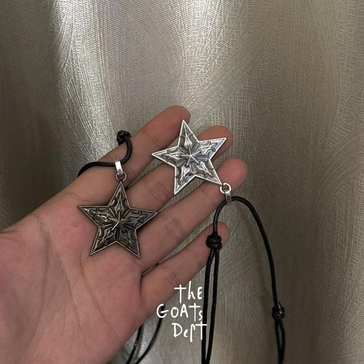 bigdreamerry's tweet photo. KAGEET BGTT!!!! 

Nemu kalung seharga seblak 😭😭 https://t.co/1haTdPTL5e
