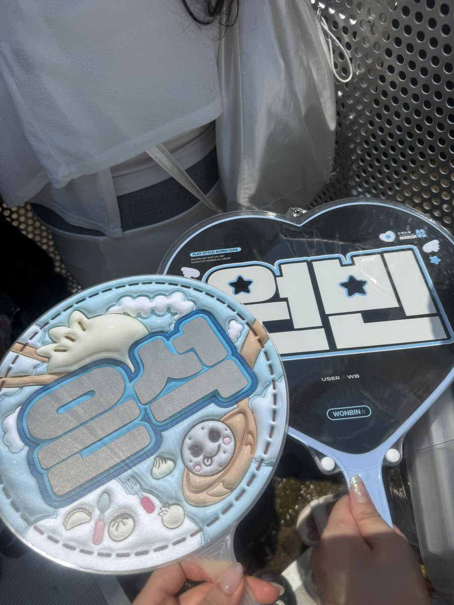Ccocostone's tweet photo. 워터밤 후기

또 입석 근데 나…..살아있…나 ? 
(뽑혀나가는 수많은 여자들을 보고 스스로 살아있음이 감격스럽고…어결론은다신안가) https://t.co/2JlAkTelqn