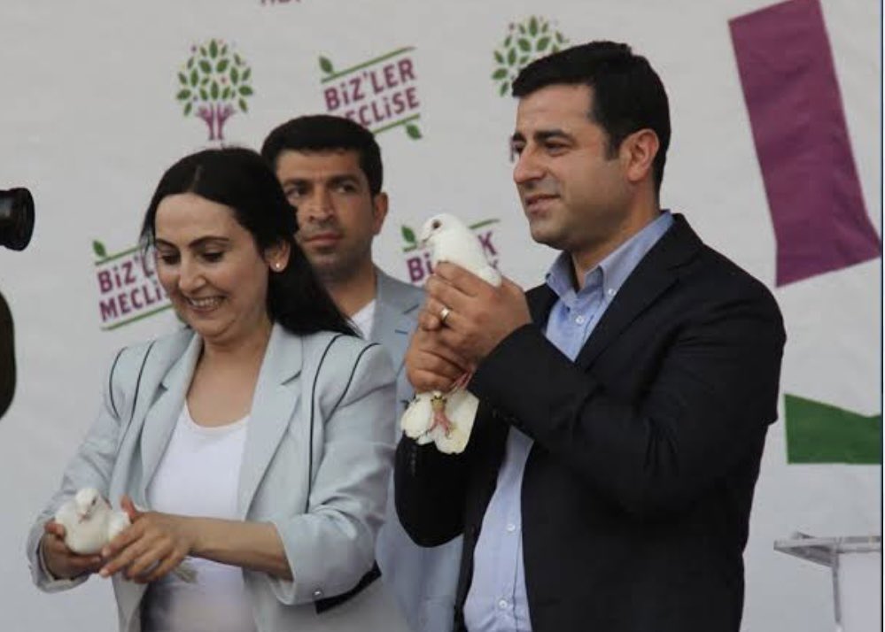 ben121975's tweet photo. Selahattin Demirtaş'a Figen Yüksekdağ ve tüm siyasi tutsaklara Özgürlük

Azadî ji rêveberên HDP’ê Selahattîn Demîrtaş û Fîgen Yuksekdağ re û ji bo hemû welatiyên bındestiyara

Rojbaş
Günaydın Hevalen heja✌️@Basak__Demirtas @hdpdemirtas https://t.co/5O5I4ZJvcA