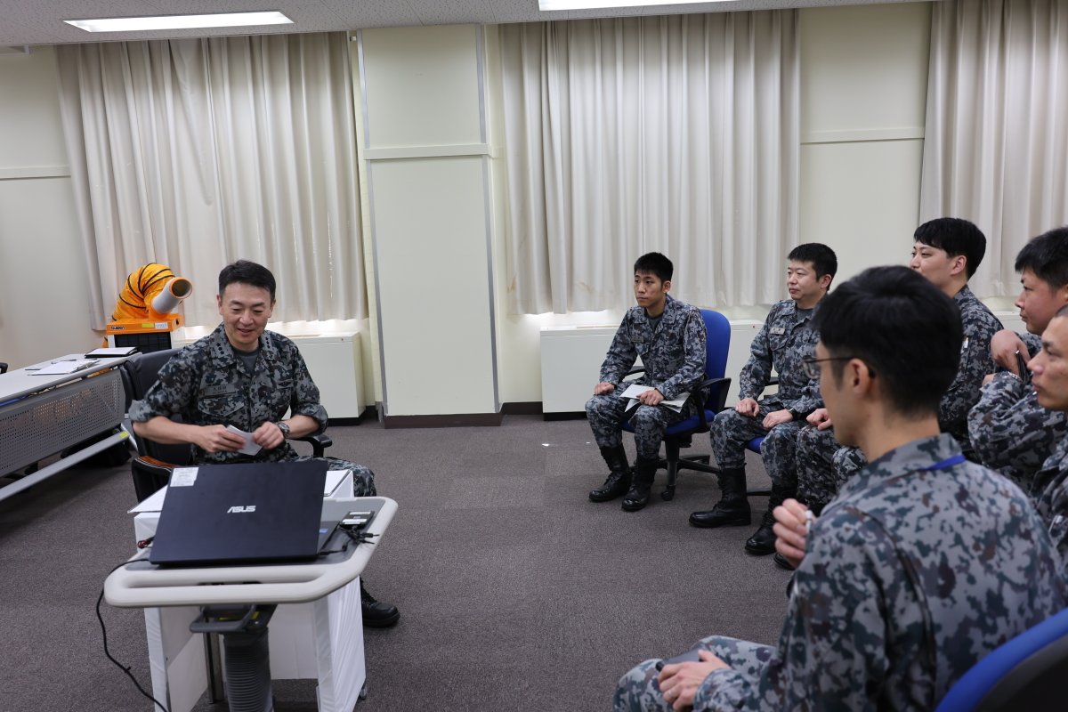 sadosubbase46's tweet photo. 中部航空方面隊司令官が、佐渡分屯基地に部隊視察のため来基しました。施設巡視、隊員懇談等がありました。 https://t.co/LfYzAxuPMB
