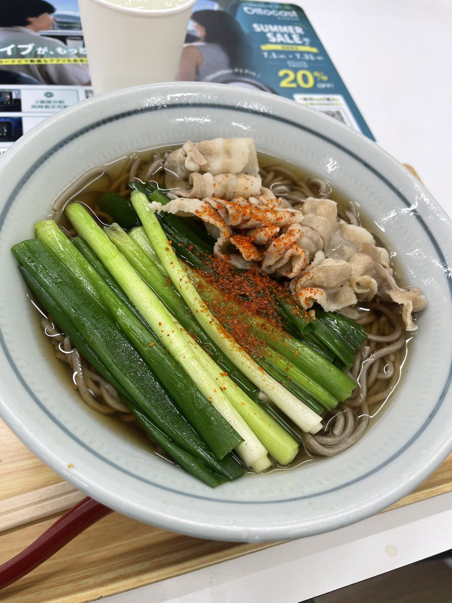 gto2002's tweet photo. SAで朝ごはん！
インパクト抜群のネギ肉そばでしっかりエネルギー補給です。
温かいお出汁と七味が体に染み渡って、やる気も満タンになりました。
今日もベストスコアを目指して、ラウンド楽しんできます！
​#ゴルフツアー #龍野西SA #朝そば https://t.co/o095TQQD4V
