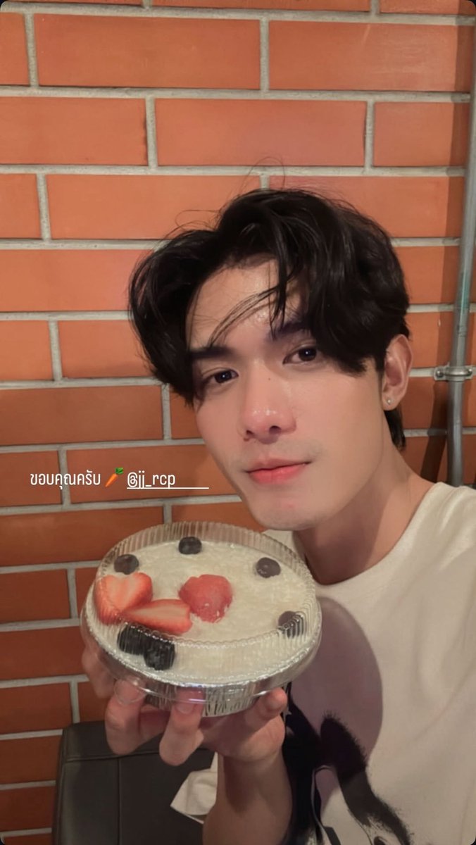 PKalista4's tweet photo. It’s like deja vu. 
Last year, Net said he wanted to eat coconut cake, and JJ actually made it for him even though he was just joking. Then this year, Net said he wanted to eat JookKroo’s banana cake again, and Jook actually made it for him (for JJ too) 🥹
Why is this family so sweet 😭

#JookKroo 
#NETJJ #netsiraphop #jj_rcp