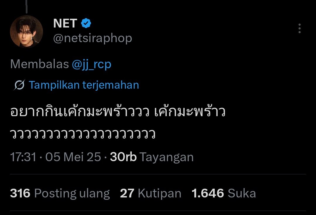 PKalista4's tweet photo. It’s like deja vu. 
Last year, Net said he wanted to eat coconut cake, and JJ actually made it for him even though he was just joking. Then this year, Net said he wanted to eat JookKroo’s banana cake again, and Jook actually made it for him (for JJ too) 🥹
Why is this family so sweet 😭

#JookKroo 
#NETJJ #netsiraphop #jj_rcp