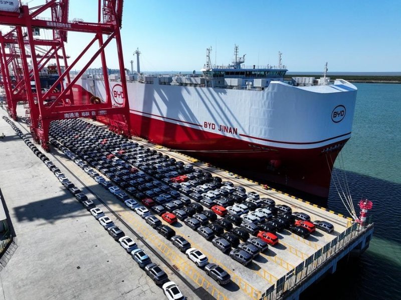 wheels_china's tweet photo. Official data from the China Association of Automobile Manufacturers (CAAM) show that China exported 2.615 million #NEVs in 2025, a year-on-year increase of 103.7 percent from 1.284 million in 2024. https://t.co/kxMArzLGgs