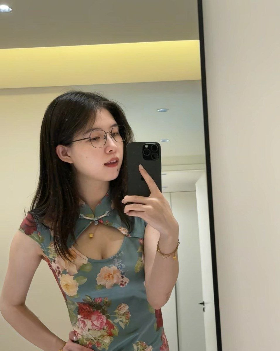 radale12's tweet photo. 前朝旧梦渡红尘，今生再续未了缘。🌸
花边旗袍一穿，民国氛围感直接拉满。你们是喜欢我端庄温婉的样子，还是更想看看旗袍之下藏着什么秘密？给你们呀我的反差可以和你们分享 🤍✨ #反差 #旗袍 #御姐 #诱惑  #内衣 https://t.co/LD6iSMdS0w