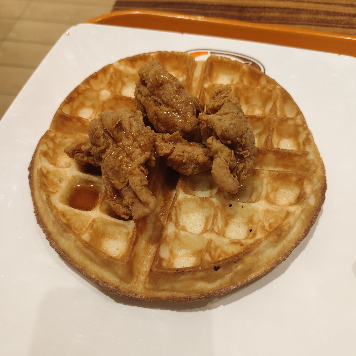 KAN_J1's tweet photo. Yesterday I was hanging out with family at a mall &amp; eat lunch at AW

Out of curiosity I ate a chicken waffle.

....Truly was a American time of my life 🇺🇸🦅🏈 https://t.co/IlDwQpcT2M