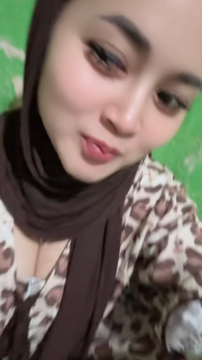 nadaratuu's tweet photo. Njir...eksib di posko KKN hampir ketahuan temen-temen 😳 kira-kira mereka curiga gak ya ? https://t.co/jE6ScuOBl9