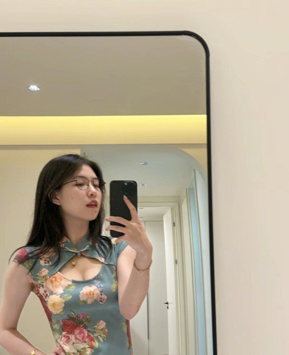 radale12's tweet photo. 前朝旧梦渡红尘，今生再续未了缘。🌸
花边旗袍一穿，民国氛围感直接拉满。你们是喜欢我端庄温婉的样子，还是更想看看旗袍之下藏着什么秘密？给你们呀我的反差可以和你们分享 🤍✨ #反差 #旗袍 #御姐 #诱惑  #内衣 https://t.co/LD6iSMdS0w