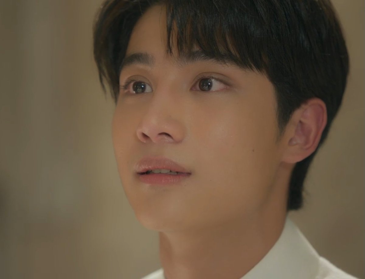 CutieAddict365's tweet photo. #อรุณรุ่งEP6 สิ่งที่ทำให้
(อยากเดา)ว่าคนที่จะเดรสคือชายทิน เพราะร้อยเอกภพธีร์มีทั้งจันทร ท่านกิต��ิและเพื่อนร่วมขบวนการคนอื่นๆ คอยระวังหลังให้

ในขณะที่ท่านชายทินกร ไม่มีใคร 
- พ่อที่ไม่มีวันยอมรับคสพ. ของเขากับภพ 
- และพี่ชายที่คอยสร้างแต่ปัญหาให้กับครอบครัว
- สังคมที่ยังไม่เปิดกว้าง
 
ชีวิตของท่านชายจึงเกิด(มาเพื่อรัก) และ(ยินดีจะ)ตายได้เพื่อบ่าวสุดหล่ออย่างภพธีร์ 😎

ยื่นเรฟประโยคพร้อมตาย👇
"แค่สิทธิ์ที่ลูกจะคิดถึงเขา สิทธิ์ที่ลูกจะเก็บเขาไว้ในความทร���จำลูกยังทำไม่ได้เลย...จริงๆแล้วถ้าท่านพ่อต้องการให้ลูกลืมเขาจนหมดใจมันก็มีอีกทาง...ท่านพ่อก็ฆ่าลูกเลยสิเพคะ"

หน้าดื้อตาใสมากท่านชาย 
แต่ถามว่าพูดแล้วทำจริงไหม...
นี่ว่าท่านพูดจริง ไม่กลัวไรเลย กลัวอย่างเดียวจะไม่ได้เจอผัวบ่าวสุดหล่ออีกครั้ง 

เกียรติยศของราชสกุลชายทินแบกมาตลอดชีวิตและมันหนักมาก สองบ่าเล็กๆแบกไม่ไหวแล้ว ต่อให้การระบบการปกครองมันเปลี่ยน แต่ชายรักชายในสมัยก่อนก็ไมใช่เรื่องที่ได้รับการยอมรับอยู่ดี

ยื่นเรฟประโยคหนูรักผู้ชายคนนี้มากและยอมทำทุกอย่างเพื่อเขา👇
"ตอนนี้ภพคือนายทหารอนาคตไกลแล้วนวล...
ฉันจะไม่มีวันทำให้ภพเสื่อมเสีย...
ฉันจะไม่มีวันทำให้เขาต้องเสียอนาคตเพราะฉัน" 

คีย์เวิร์ดอยู่ตรงนี้เลย 
ท่านชายคือไม่เอาอะไรแล้ว ขอรักภพอย่างเดียว ถ้าจะไม่ให้รักก็ขอตาย อย่างที่องศาเคยบอกไว้

"ภพธีร์คือความหมายของการมีอยู่สำหรับทินกร"

ในขณะที่ภพคือคนที่อ��ู่ด้วยความหวัง มั่นคง เด็ดเดี่ยว เขาคิดมาตลอด 11 ปีว่า ความรักที่ต่อท่านชายมัน Big deal ฉะนั้นภพจะไม่ยอมแพ้

นี่คิดว่าต่อให้เกิดการปะทะหรือต่อสู้แต่ภพจะไม่ยอมตาย

 ภพจะลากสังขารกลับมาให้เมียทำแผลให้ด้วยซ้ำ แล้วภพจะอึด จะทน เพราะภพตั้งธงตั้งแต่สิบเอ็ดปีก่อนว่าฉันจะทำลายความแตกต่างนี้เพื่อที่จะได้รักและเทิดทูนท่านชายได้