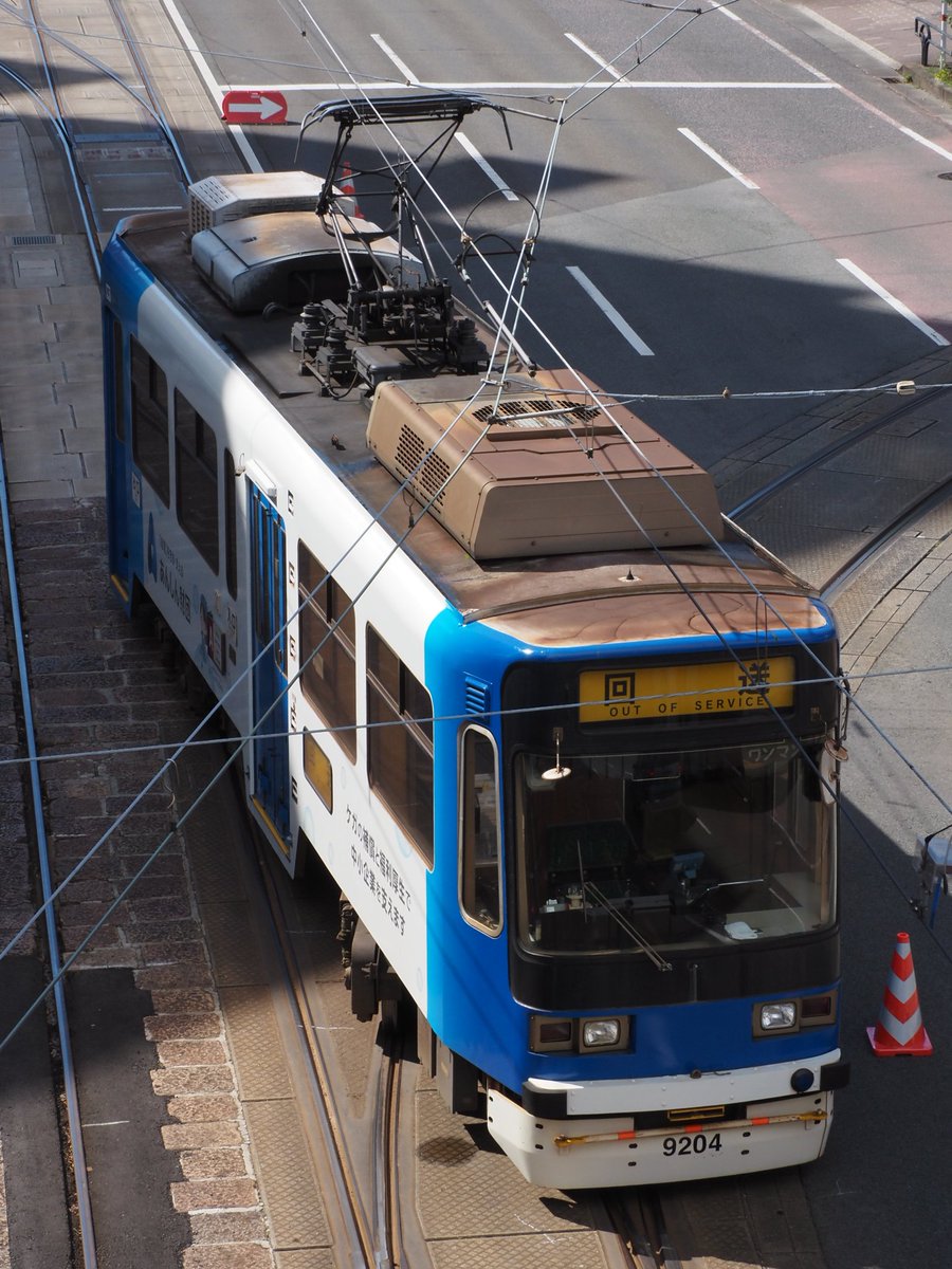 NessieExpress's tweet photo. 熊本市電の交通局前電停付近で脱線(異線進入)してしまった車両です。確かに台車の前後であらぬ方向に向いています。現場保全が命じられているそうで係員の方はその場には誰もいませんが、車両の電源は入ったままです。 https://t.co/w6Fkvw7aoc