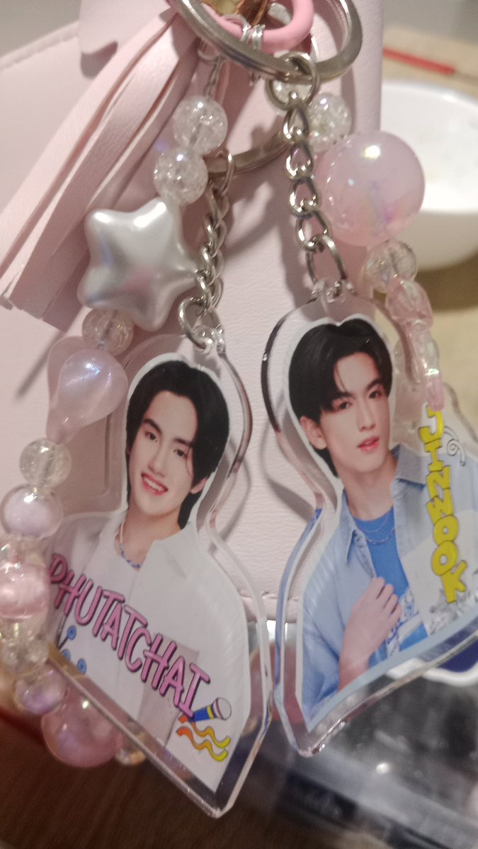 cherrynanasere's tweet photo. คือนี่ไปเซเว่นละจู่ ๆ ตอนคิดเงินพนักงานเซเว่นก็พูดขึ้นมาว่าเป็นภูมิเเพ้เหรอคะ นี่บอกไม่ได้เป็นค่ะ เเล้วเขาก็ยิ้มหันมามองที่กระเป๋าตังค์นี่ก็มองตามตาเขา เขาบอกภูมิเเพ้ที่เเปลว่าภูจินอ่ะค่ะ นี่เลยยิ้มละบอกใช่ค่ะ กรุจะบ้า ตอนเเรกนึกว่าเขาถามว่าเป้นภูมิเเพ้จริงเพราะนี่ใส่เเมส55555 https://t.co/v9ZQ18x87r