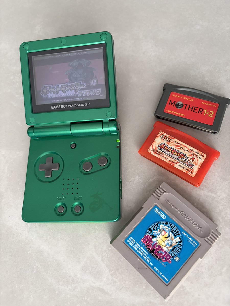 feelmagicinthea's tweet photo. 実家からめちゃめちゃエモいの出てきた
#ゲームボーイアドバンスSP #レックウザ #ストームエメラルダ https://t.co/uRl3MzKAw2