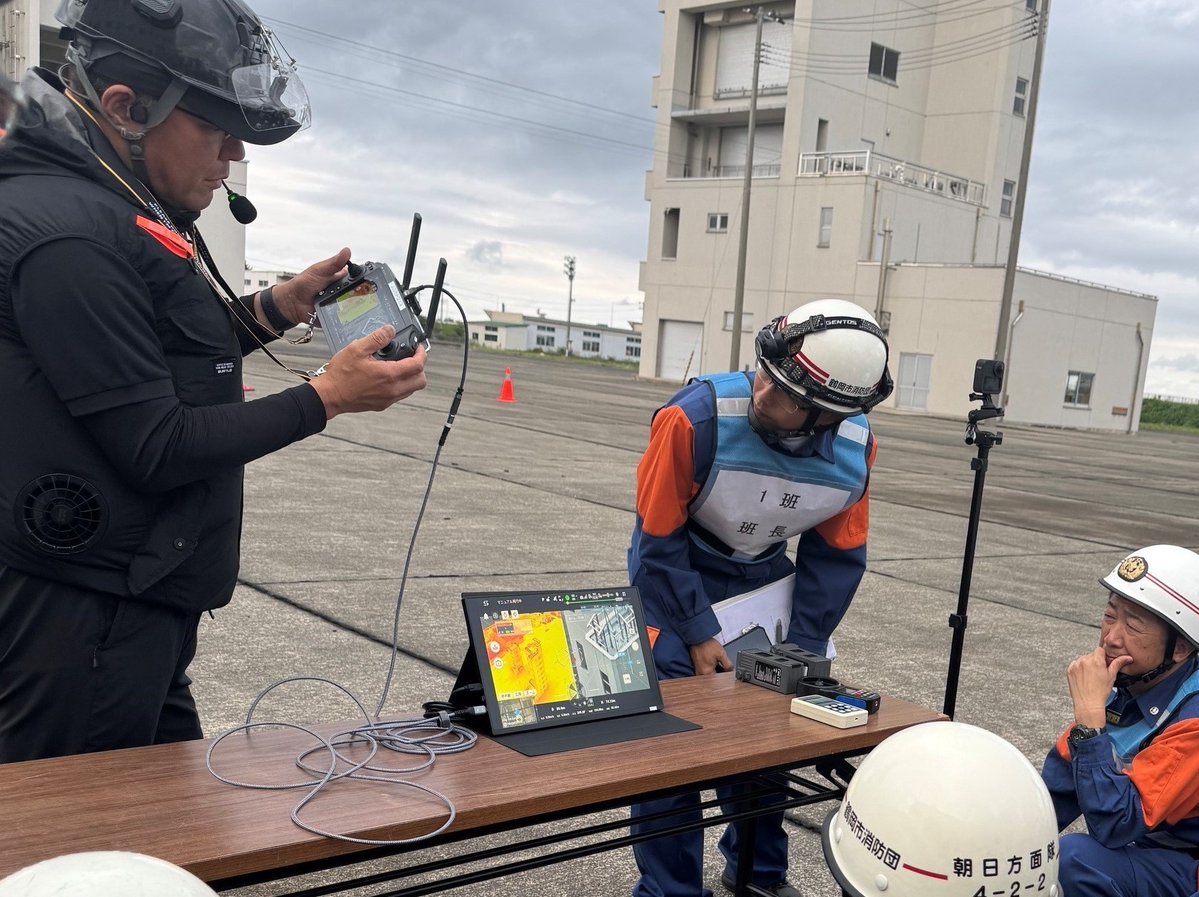 FDMA_SYOBODAN's tweet photo. 🚁ドローン講習潜入レポ🔍
７月25・26日に ＃山形県 消防学校で ＃消防団 員向け ＃ドローン 操作講習を開催❗
ドローン搭載の赤外線カメラを活用し、熱源を探査するなど、より実践的な講習を実施しました📷🔥雨も降る中、ご参加頂いた皆さまお疲れ様でした🍒
 ＃DX　＃総務省消防庁　＃さくらんぼ県 https://t.co/C5ZIOpUZW6