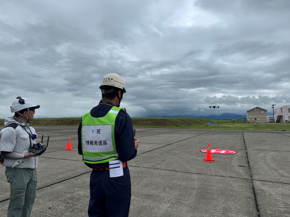 FDMA_SYOBODAN's tweet photo. 🚁ドローン講習潜入レポ🔍
７月25・26日に ＃山形県 消防学校で ＃消防団 員向け ＃ドローン 操作講習を開催❗
ドローン搭載の赤外線カメラを活用し、熱源を探査するなど、より実践的な講習を実施しました📷🔥雨も降る中、ご参加頂いた皆さまお疲れ様でした🍒
 ＃DX　＃総務省消防庁　＃さくらんぼ県 https://t.co/C5ZIOpUZW6
