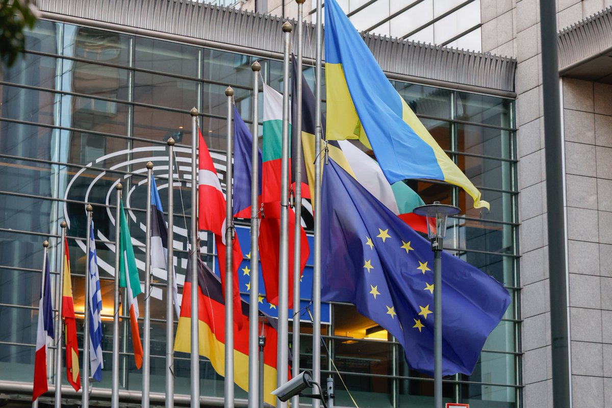 europarlAV's tweet photo. 🇩🇪German and 🇪🇺European flags at half mast in front of the EP buildings in Brussels, as sign of  solidarity with the victims of the Berlin Pride attack

📷Download more pictures here: https://t.co/wi7JxcAkIK https://t.co/j1JdGS5uUj