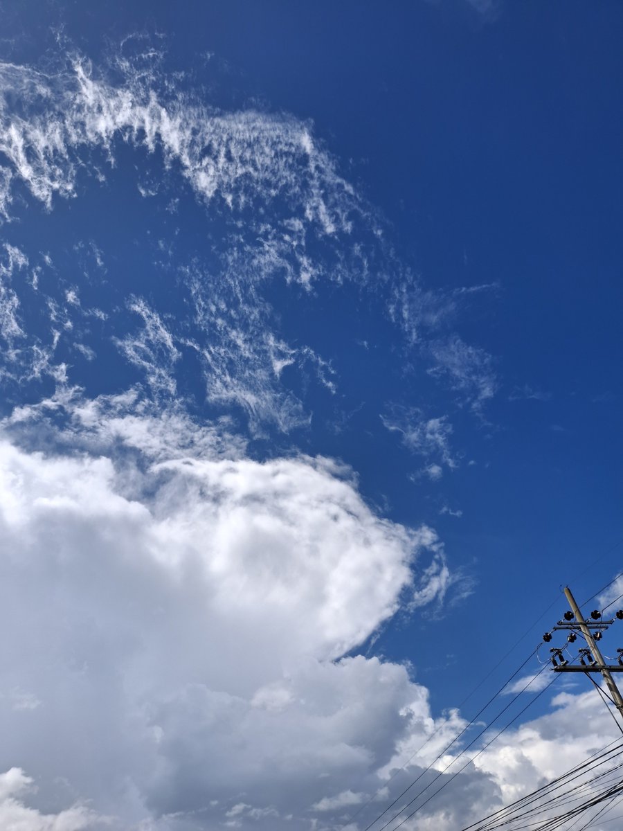tiararp_'s tweet photo. underneath a canvas of blue; 1.47pm https://t.co/MulG1cWmKx
