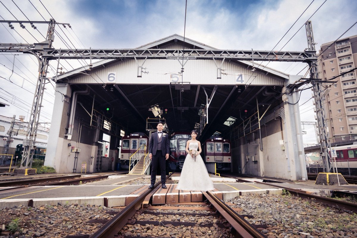 One8_Planning's tweet photo. 高安駅にある近鉄電車の車庫でのウェディングフォト。関係者しか入れない車両基地で撮影させてもらいました。 https://t.co/823LXlcFRB