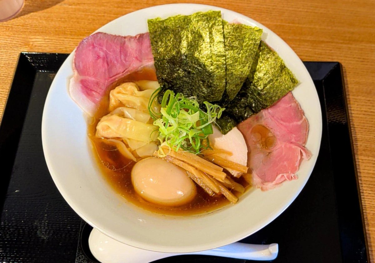 n1m17m4r24h2y31's tweet photo. 『らぁ麺 鷹の羽』
特製醤油らぁ麺 https://t.co/qkUq48KX4n
綺麗な旨みの詰まったスープ
醤油のキレ感も好きです。
これに合わせていただいてる麺は
浅草開化楼特製麺fdsカラス麺。
この平打ち麺がホントに良く合わせていただいて最高な一杯。
2種のﾁｬｰｼｭｰも雲呑も旨い。
ご馳走様でした。↓↓ https://t.co/6GUHC6lQp4
