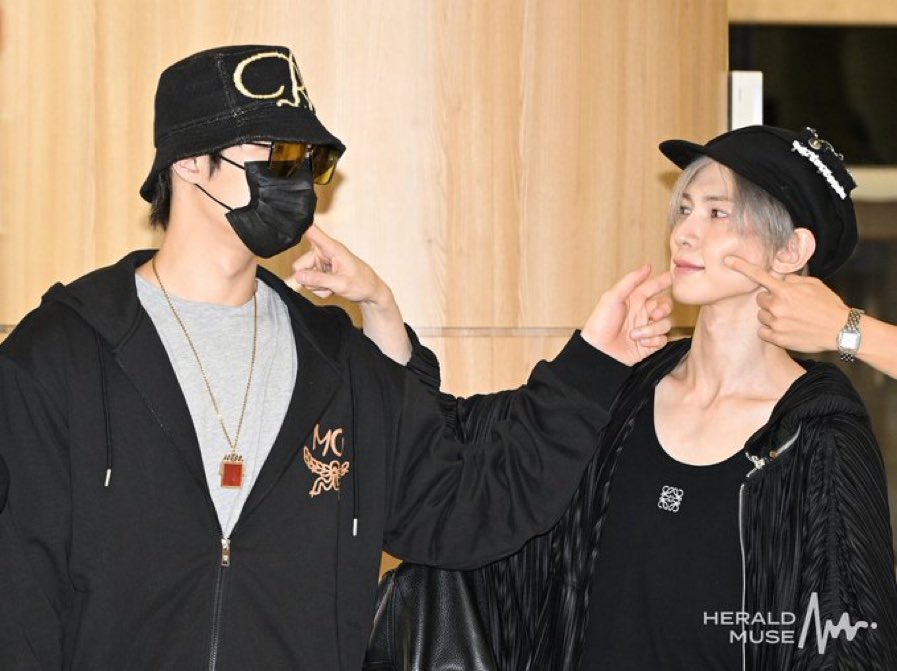 YEOTEEZx's tweet photo. YEOSANG BEING POKED TWICE ON THE CHEEKS >< https://t.co/Y7SN7crFai