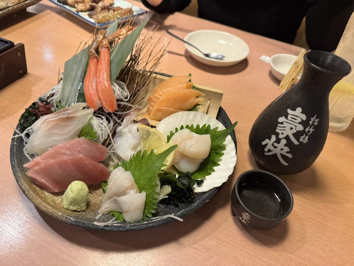 Bo2Mk1Wj8's tweet photo. 2026.07.25のディナーは「海へ 釧路中央店」の刺身7点盛り、帆立バター焼き、カニ味噌甲羅焼きで一杯！
#居酒屋 #刺身 #海へ https://t.co/2qUG6uOjC3