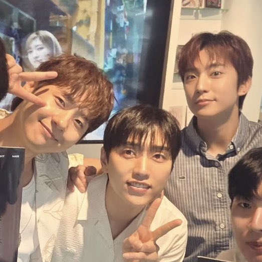 lxeris_'s tweet photo. 260727 뮤비 감독님 인스타 #B1A4

사무실까지 직접 전달주신 감사한 
몇일에 거쳐 함께 만들어간 두편의 뮤비 수고 많으셨어요 이번 활동 많이 하고 계시는데 앨범부터 준비한 콘서트까지 성공적으로 마무리하시길 바래요! 감사해요!

🔗 https://t.co/nre3Ddryf3 https://t.co/RaIMqdn3Xi
