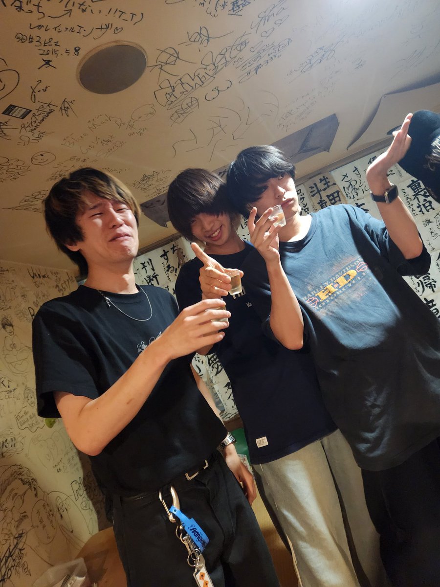 ryo5gitabo's tweet photo. もう我慢ならん おれは同い年の友達が好きすぎる、矢口と優斗が同じ視界にいるとちょっと込み上げてきてダメだった
たまには会ってると思うけどおれ仙台だからなかなか会えない
おれらが1番頑張るべきだけど
みんなが思ってる以上にバンドってドラマしかないよ https://t.co/6NKefLExqg