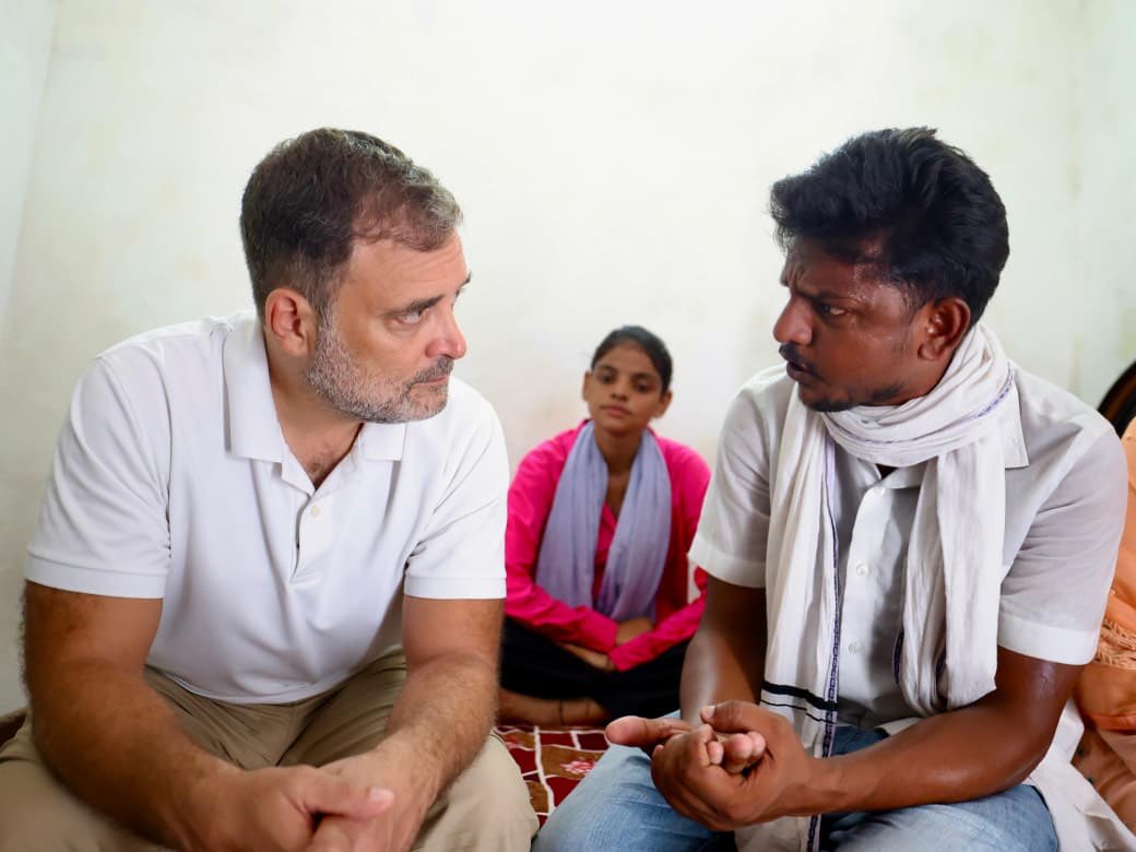kkc_india's tweet photo. नेता विपक्ष श्री @RahulGandhi ने दिल्ली के रहने वाले मोहम्मद इरफ़ान से मुलाकात की।

बड़ी ही साफगोई और ईमानदारी से युवाओं का दर्द और उम्मीदें सामने रखने वाले इरफ़ान में आपको हर वो नौजवान दिखेगा, जो इस सरकार से नाउम्मीद हो चुका है।

हमारा इरफ़ान जैसे हर एक युवा से वादा है- हम साथ मिलकर ऐसा हिंदुस्तान बनाएंगे, जहां मोहब्बत, भाईचारा, सम्मान, समानता और अवसर की कोई कमी नहीं होगी।

📍 दिल्ली

#RahulGandhi #RaGa #Delhi #DelhiProtest