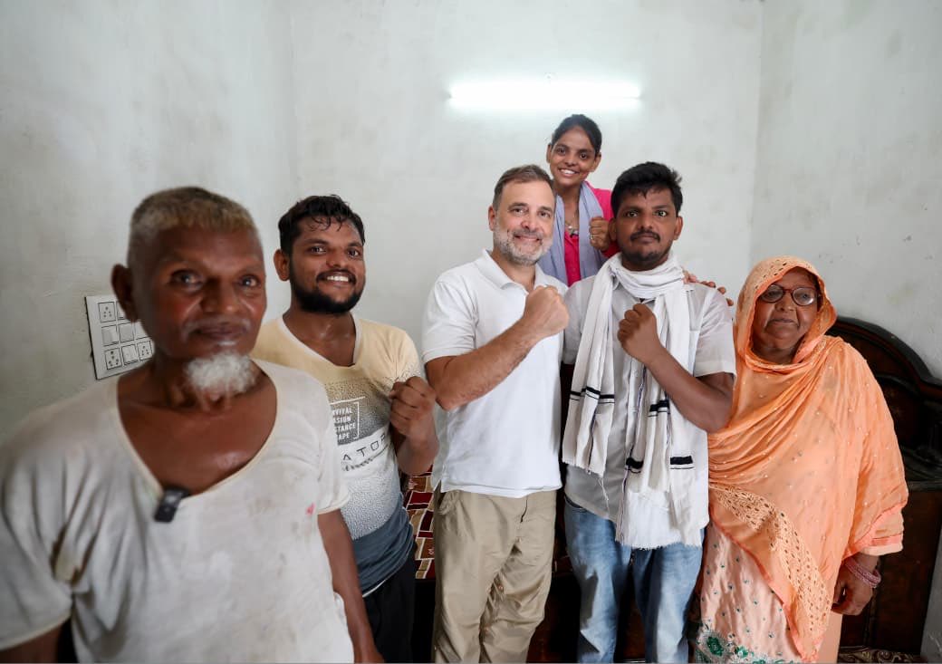kkc_india's tweet photo. नेता विपक्ष श्री @RahulGandhi ने दिल्ली के रहने वाले मोहम्मद इरफ़ान से मुलाकात की।

बड़ी ही साफगोई और ईमानदारी से युवाओं का दर्द और उम्मीदें सामने रखने वाले इरफ़ान में आपको हर वो नौजवान दिखेगा, जो इस सरकार से नाउम्मीद हो चुका है।

हमारा इरफ़ान जैसे हर एक युवा से वादा है- हम साथ मिलकर ऐसा हिंदुस्तान बनाएंगे, जहां मोहब्बत, भाईचारा, सम्मान, समानता और अवसर की कोई कमी नहीं होगी।

📍 दिल्ली

#RahulGandhi #RaGa #Delhi #DelhiProtest