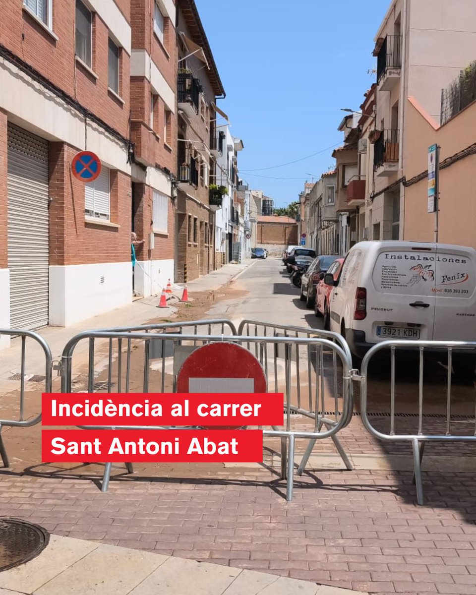 AjuntamentGava's tweet photo. 🚧 Avís | Fuita d'aigua al carrer Sant Antoni Abat
✅ No hi ha afectació als subministraments de gas ni de llum.
🚧 El carrer romandrà tallat al trànsit fins a la resolució de la incidència, amb previsió sobre les 18 h. 
👨‍🚒 Hi treballen els Bombers i la companyia d’aigües.

#Gavà https://t.co/DqslSZ38WU